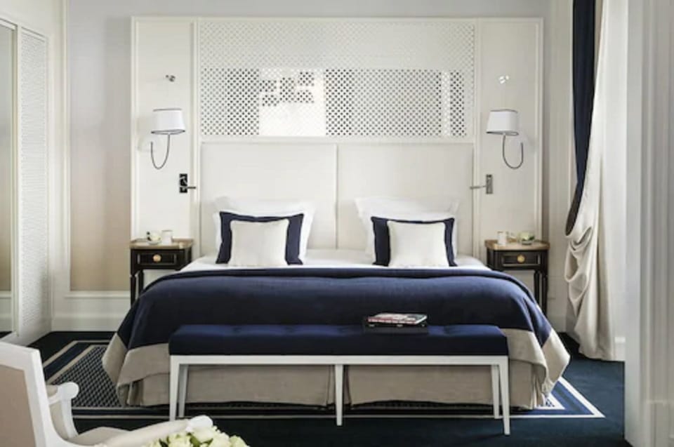 Junior Suite, city view | Premium bedding, minibar, in-room safe, desk