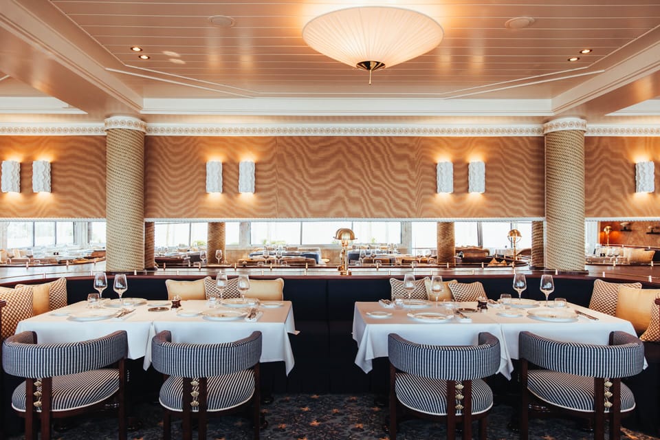 2 restaurants, lunch, dinner served; seafood