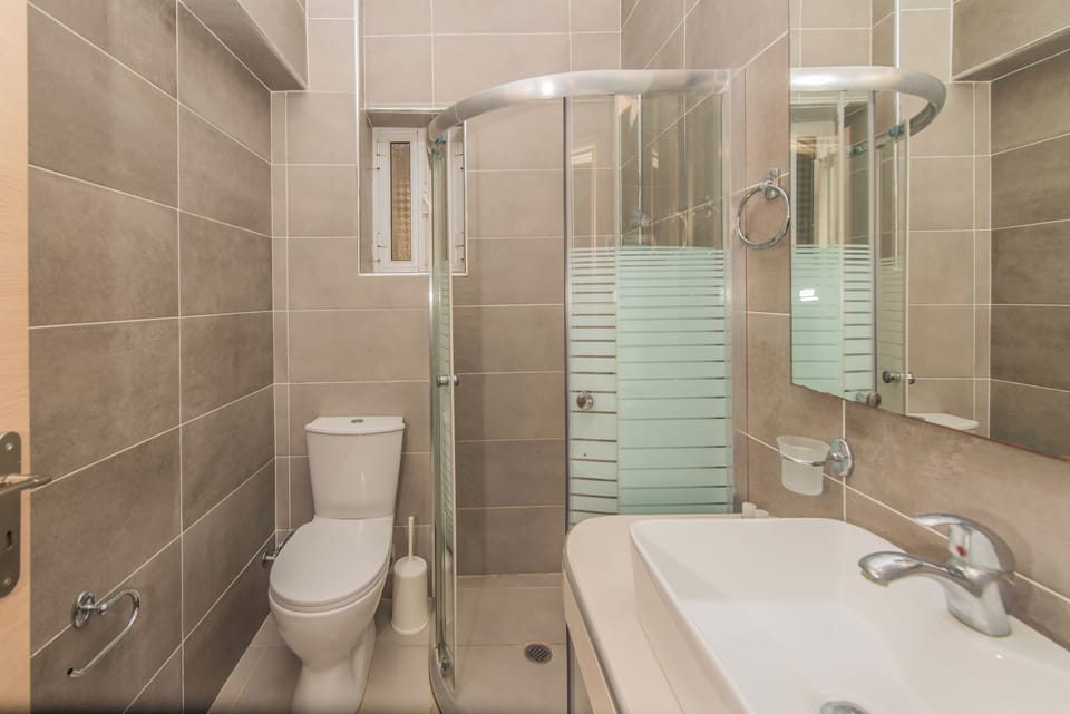 Apartment, 1 Bedroom | Bathroom | Shower, free toiletries, hair dryer, towels