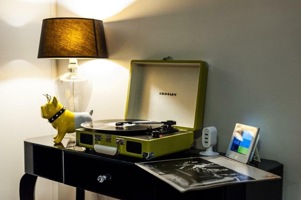 Deluxe Apartment | Living area | Flat-screen TV, DVD player
