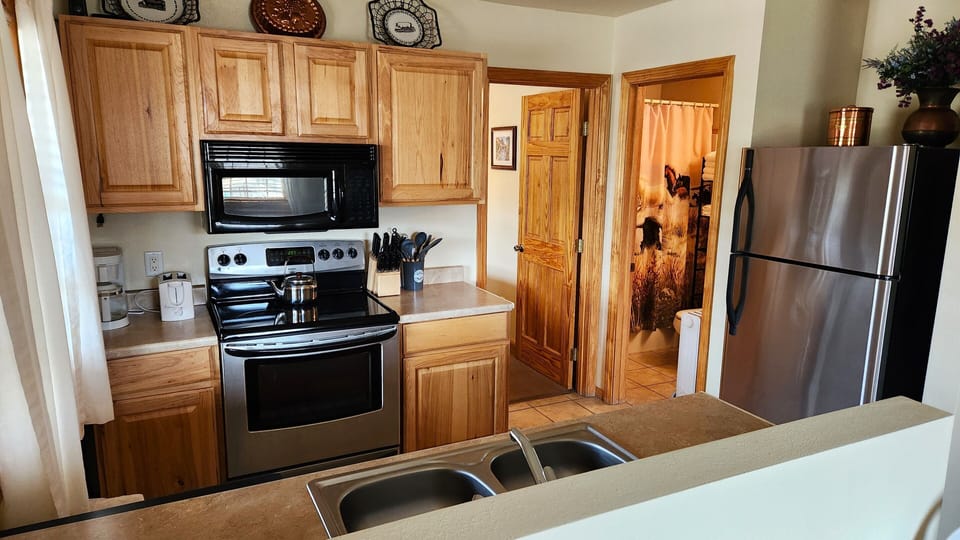 Premium Cabin (Cottonwood Cabin) | Private kitchen | Microwave, stovetop, coffee/tea maker, cookware/dishes/utensils