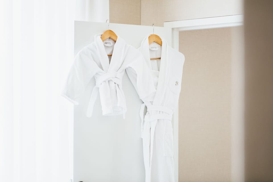 Deluxe Room | Minibar, in-room safe, desk, blackout drapes
