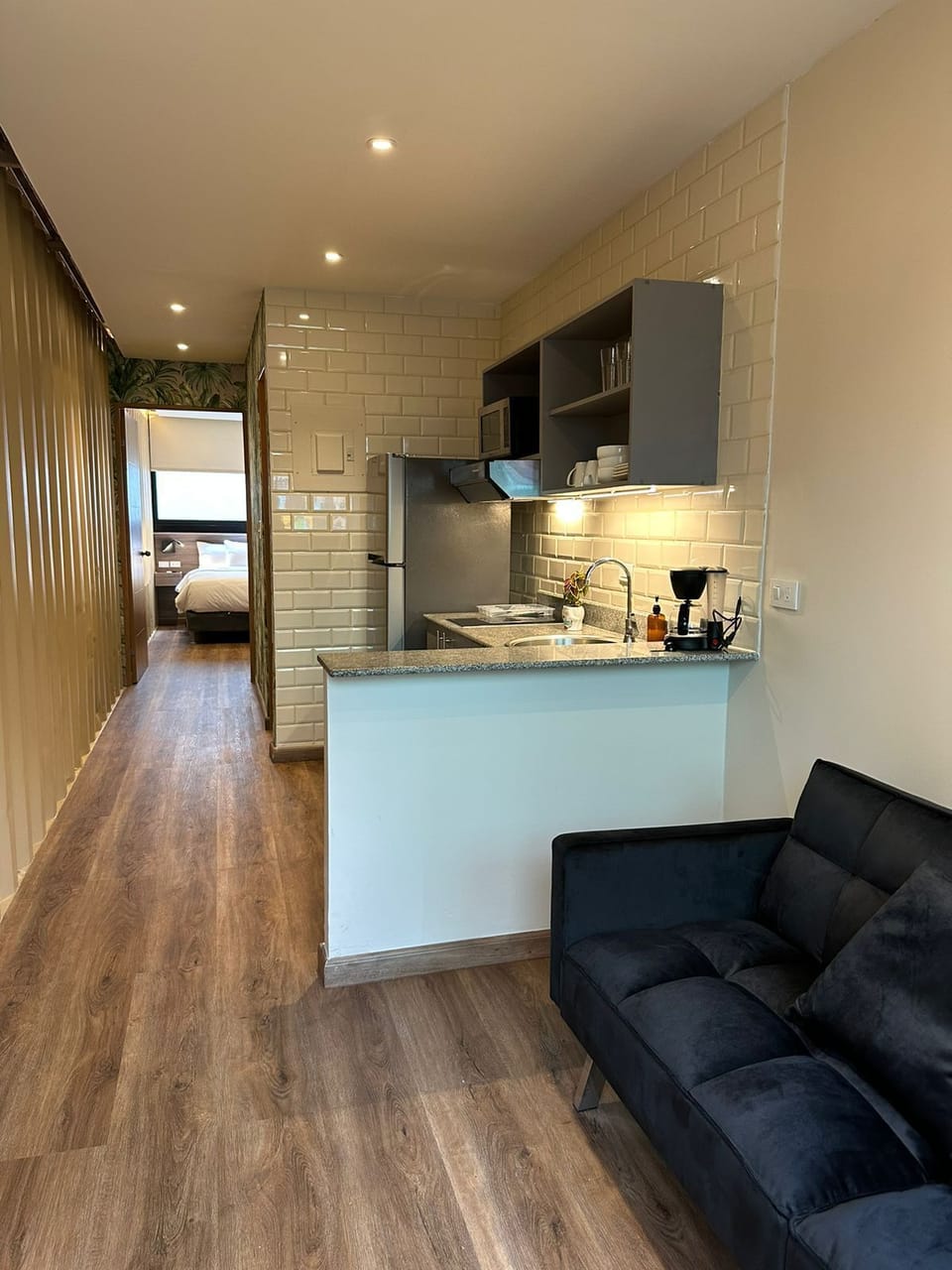 Deluxe Room | Living area | 32-inch flat-screen TV with digital channels, TV, streaming services