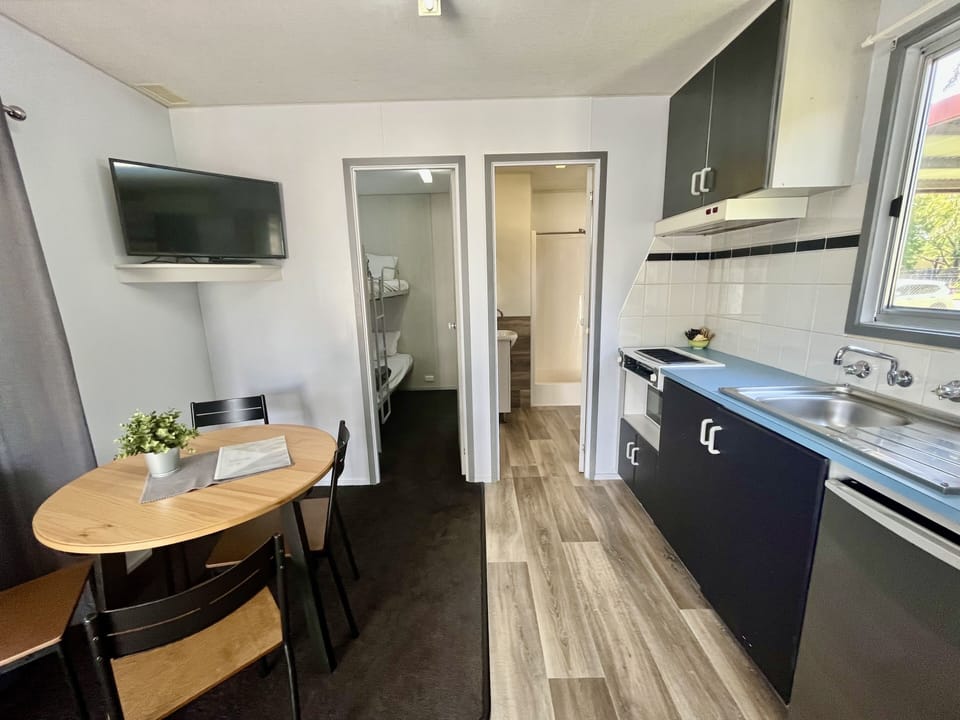 Studio Cabin | Private kitchen | Fridge, microwave, oven, stovetop