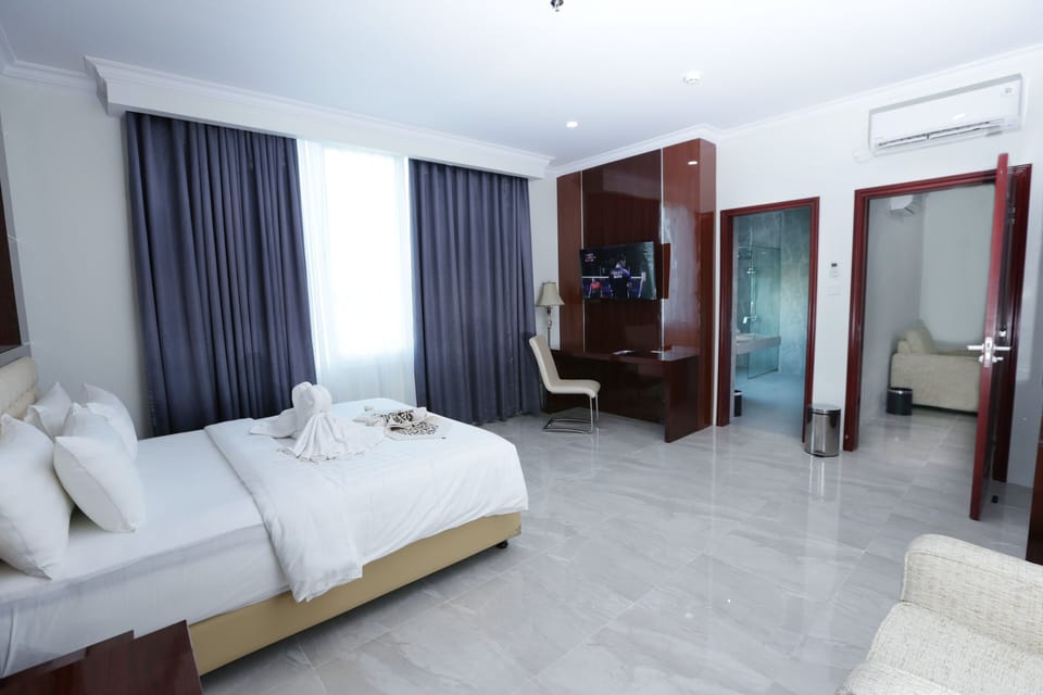 Sindoro Suite | Desk, free WiFi, bed sheets