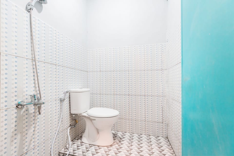 Standard Double Room | Bathroom | Shower, towels