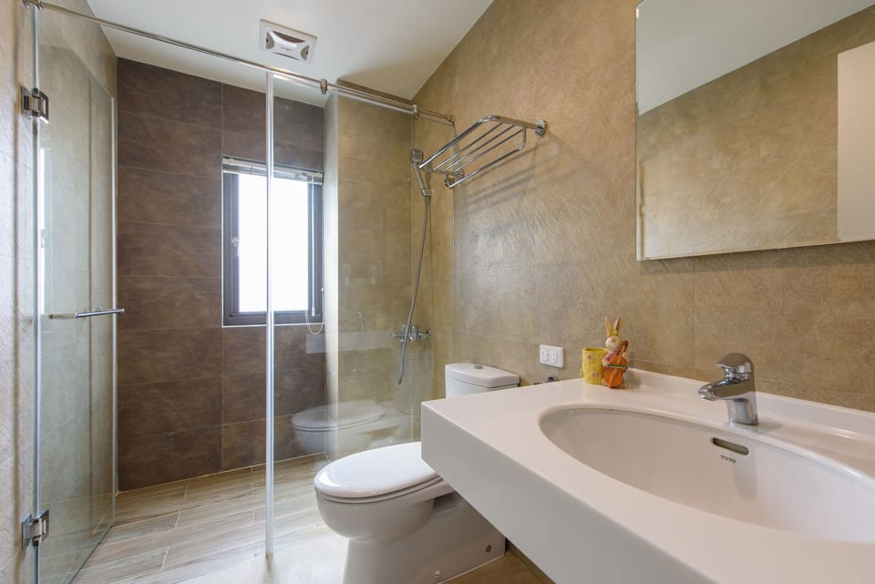 Double Room | Bathroom | Shower, free toiletries, hair dryer, slippers