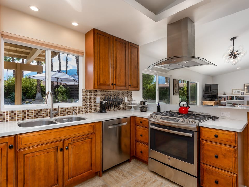 House, Multiple Beds (Modern Loma Vista) | Private kitchen | Oven, toaster, cookware/dishes/utensils