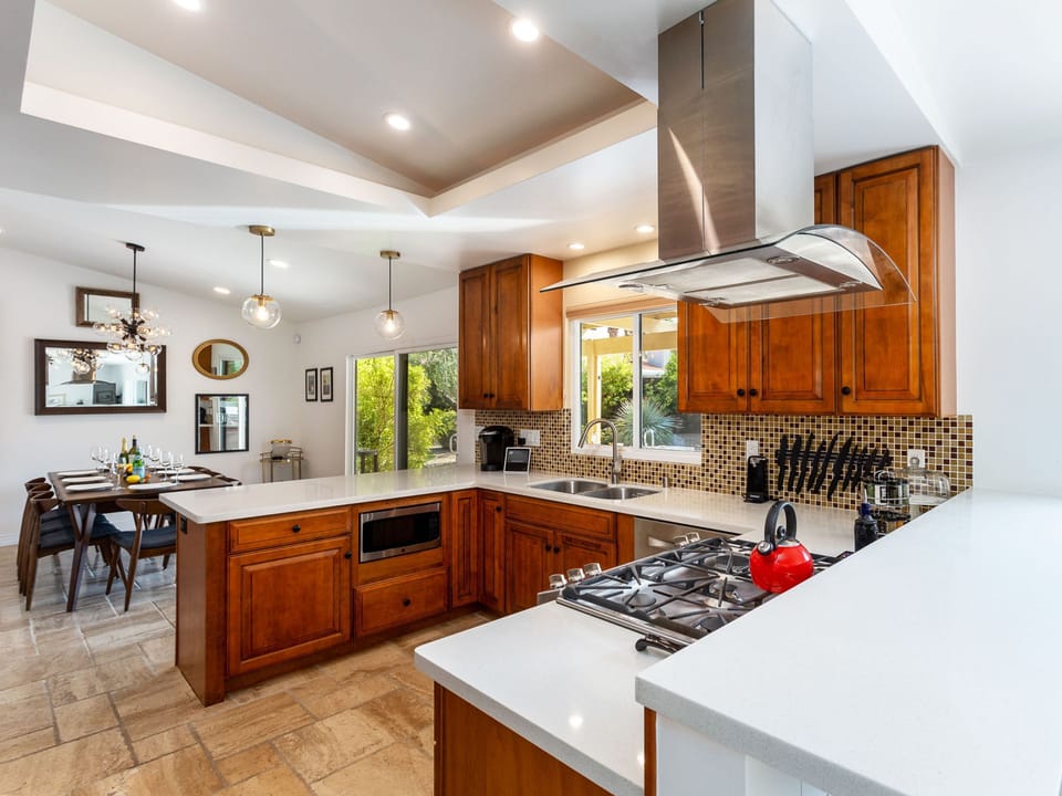 House, Multiple Beds (Modern Loma Vista) | Private kitchen | Oven, toaster, cookware/dishes/utensils