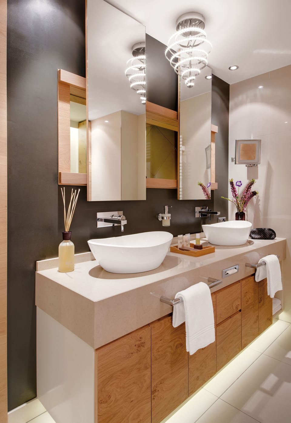 Junior Suite | Hypo-allergenic bedding, in-room safe, individually decorated, desk