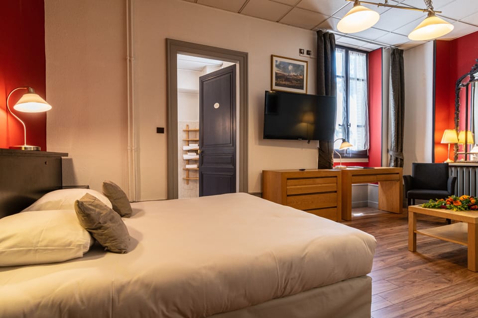 Family Room | Desk, iron/ironing board, free cribs/infant beds, free WiFi