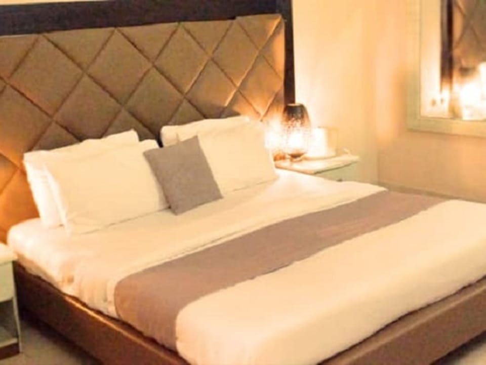 Royal Room | Desk, blackout drapes, free WiFi, bed sheets