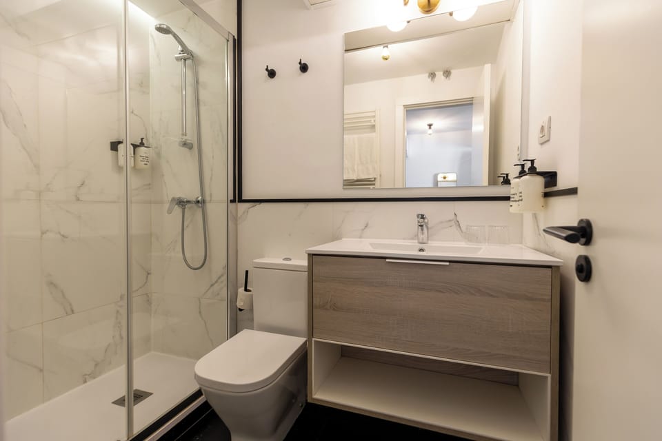 Superior Double Room | Bathroom | Shower, rainfall showerhead, free toiletries, hair dryer