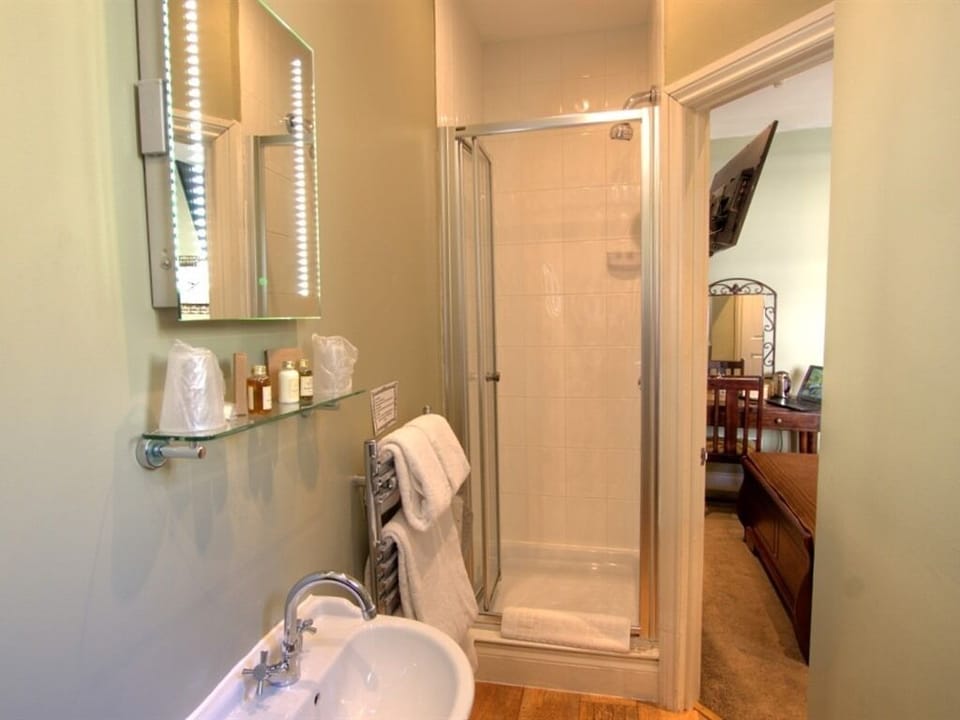 Basic Double Room, Ensuite (Single/Small Double) | Bathroom