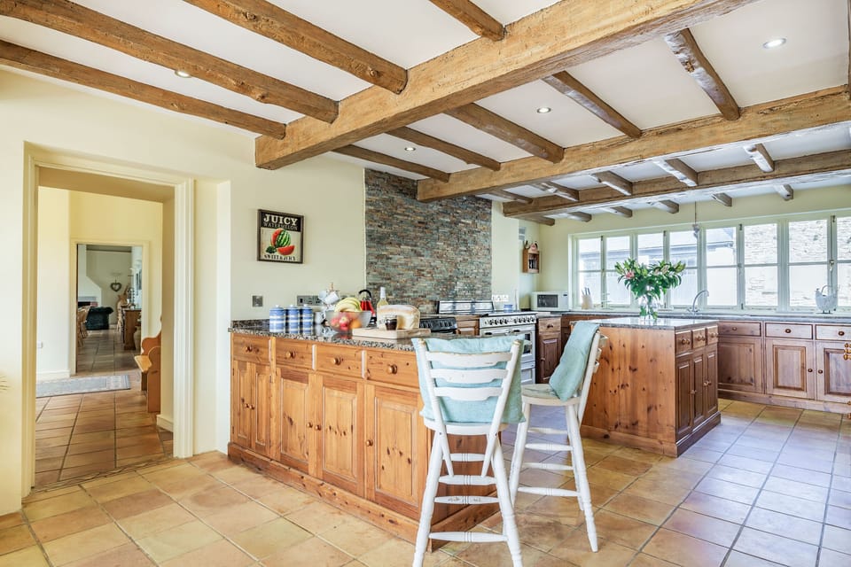 Cottage | Private kitchen | Dishwasher, cookware/dishes/utensils