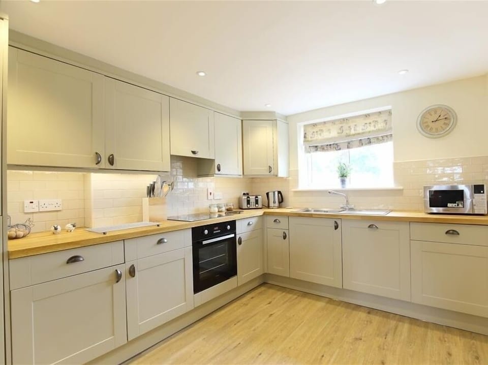 Cottage | Private kitchen | Fridge, microwave, stovetop, dishwasher