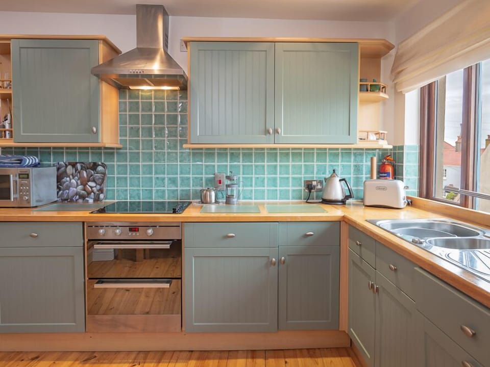 Cottage | Private kitchen | Fridge, microwave, stovetop, dishwasher