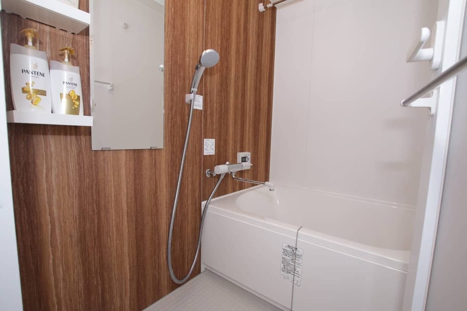 Deep soaking bathtub
