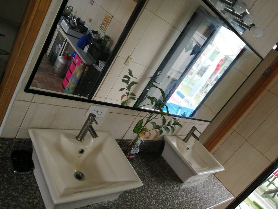 Bathroom sink