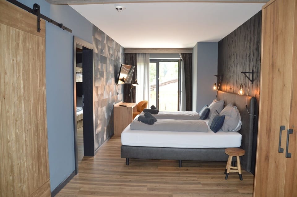 Family Room | In-room safe, desk, laptop workspace, blackout drapes