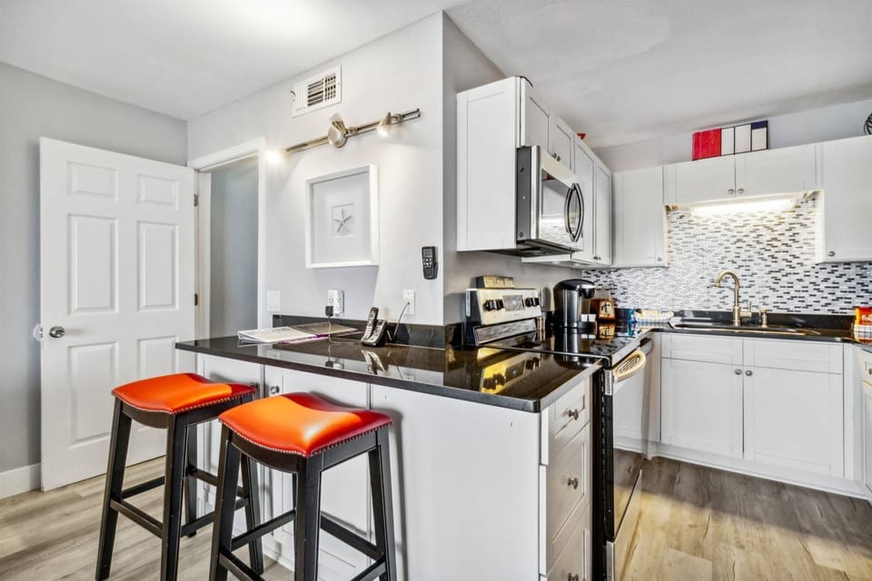 Condo, 1 King Bed with Sofa bed (The Summit 531) | Bathroom | Hair dryer, towels