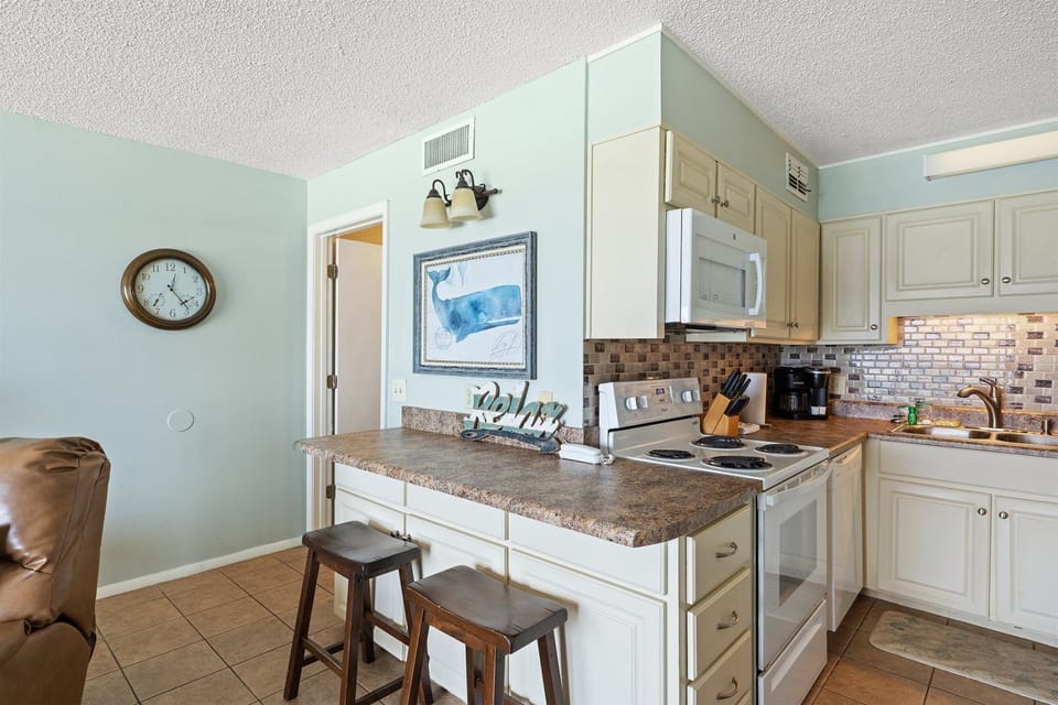 Condo, 1 King Bed with Sofa bed (The Summit 921) | Bathroom | Hair dryer, towels