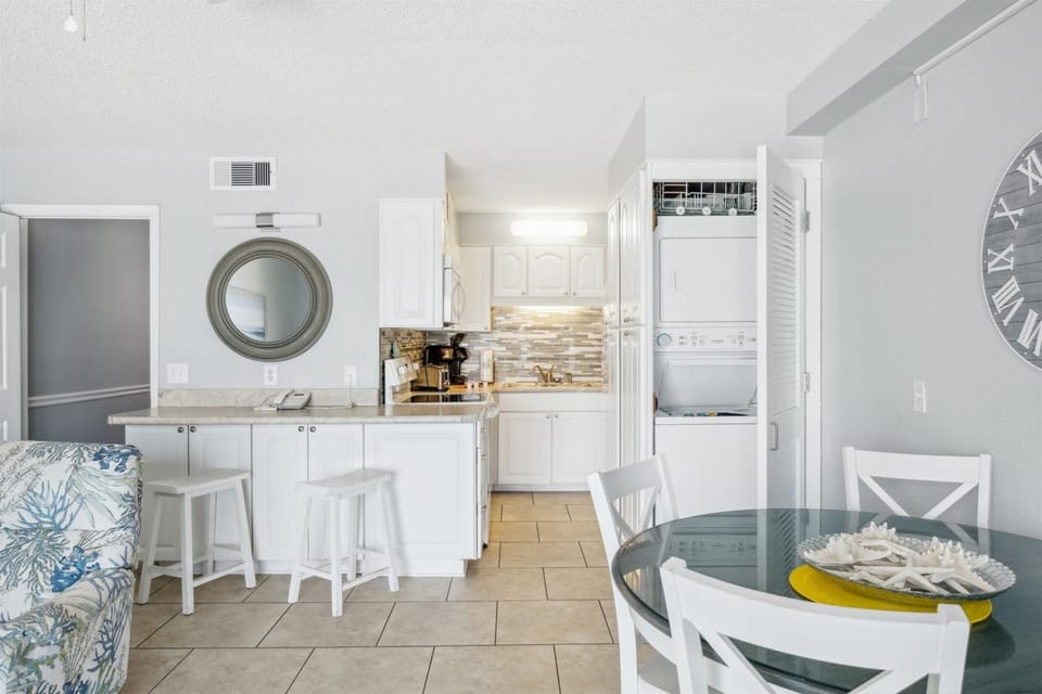 Condo, 1 King Bed (The Summit 1017) | Dining