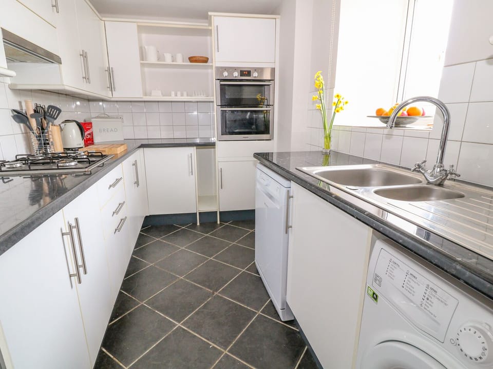 Cottage | Private kitchen | Microwave, stovetop, dishwasher, electric kettle