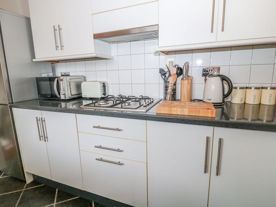 Cottage | Private kitchen | Microwave, stovetop, dishwasher, electric kettle