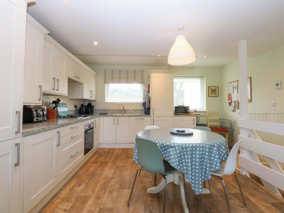 Cottage | Private kitchen | Fridge, microwave, stovetop, dishwasher