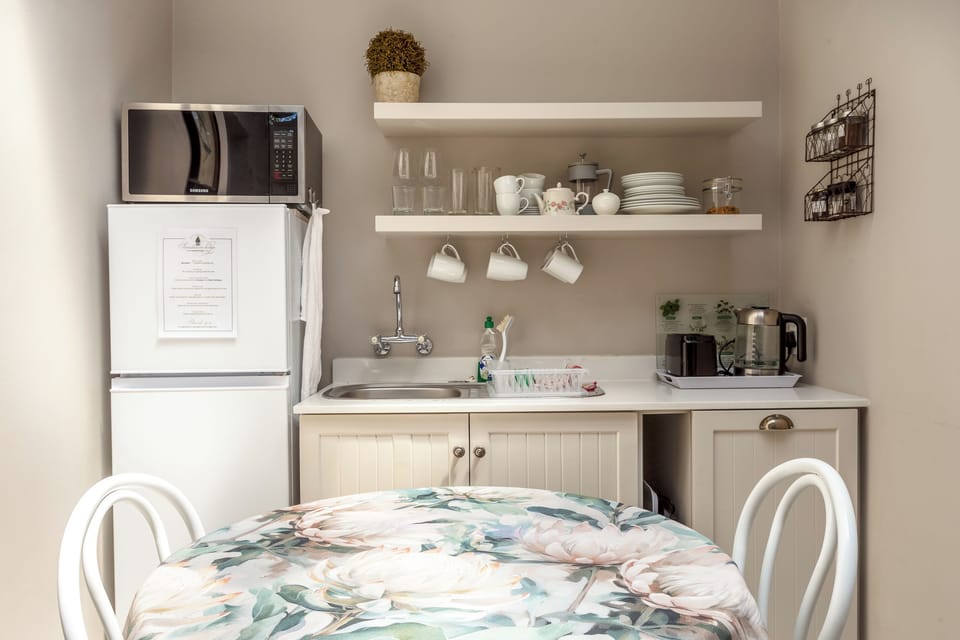 Family Suite | Private kitchen | Microwave, coffee/tea maker, electric kettle
