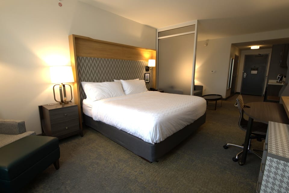 In-room safe, laptop workspace, iron/ironing board, free WiFi