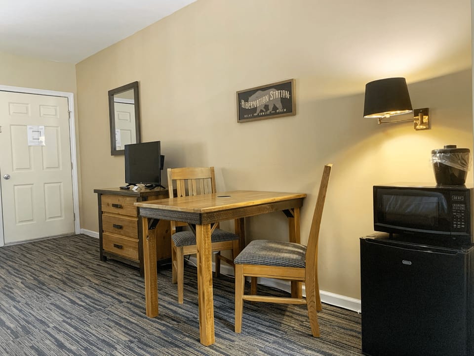 Junior Room | Desk, laptop workspace, iron/ironing board, free WiFi