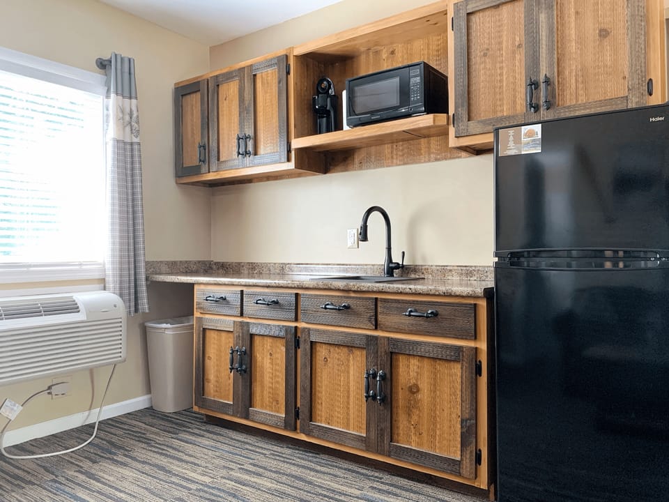 Family Studio Suite | Private kitchenette | Microwave, coffee/tea maker
