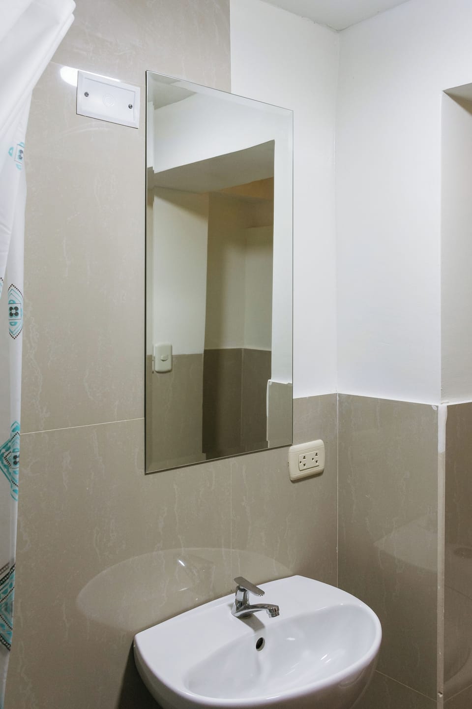 Superior Room | Bathroom | Shower, rainfall showerhead, hair dryer, towels