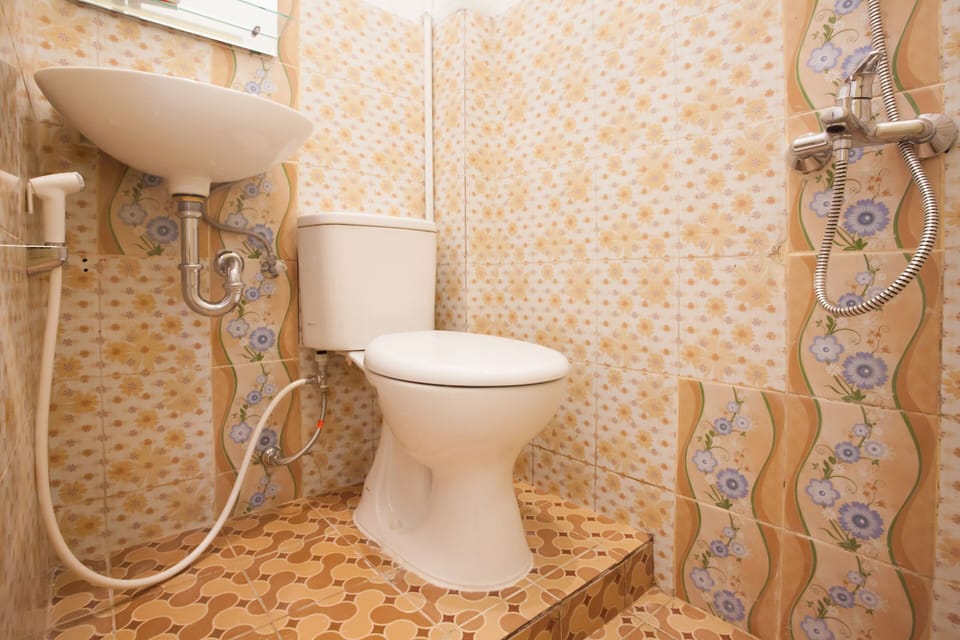 Standard Double Room | Bathroom | Shower, towels