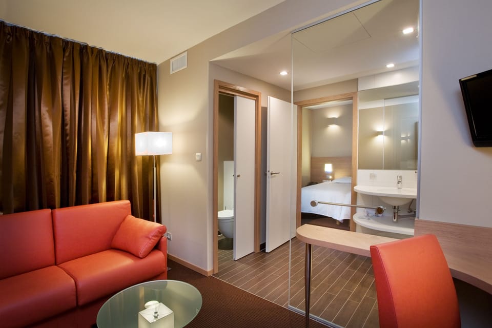 Junior Suite | In-room safe, desk, blackout drapes, soundproofing