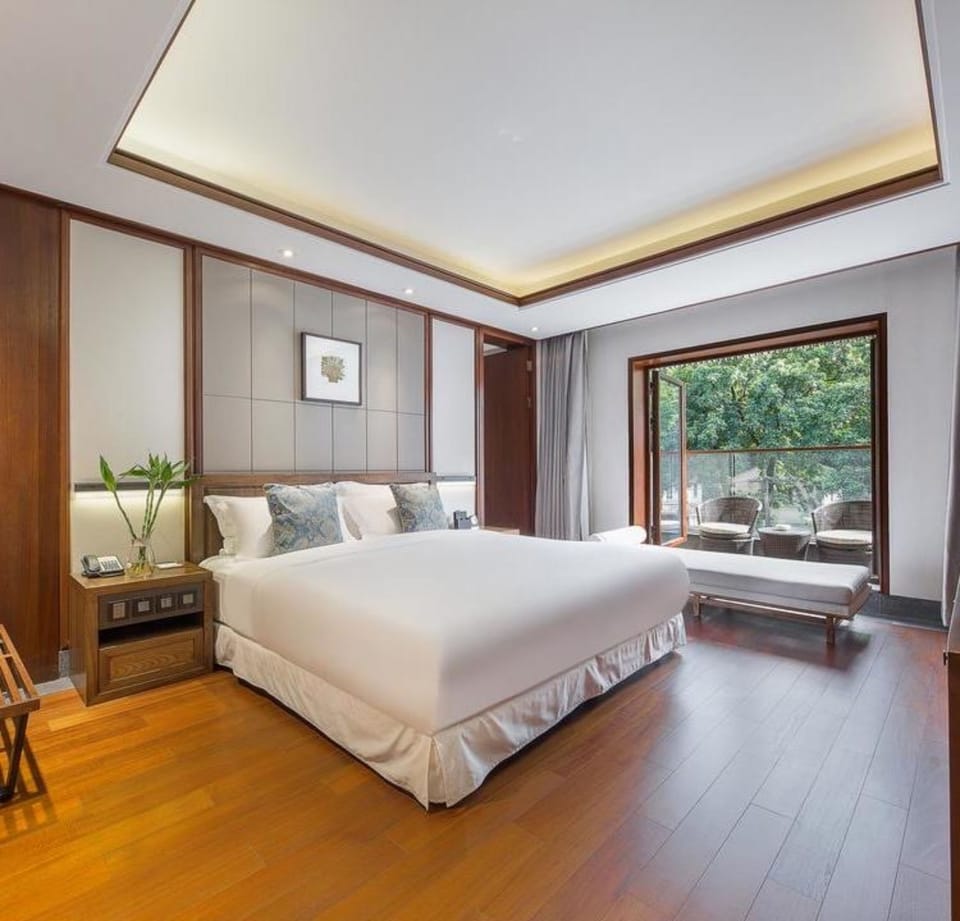 Executive Suite | Egyptian cotton sheets, premium bedding, down comforters, pillowtop beds