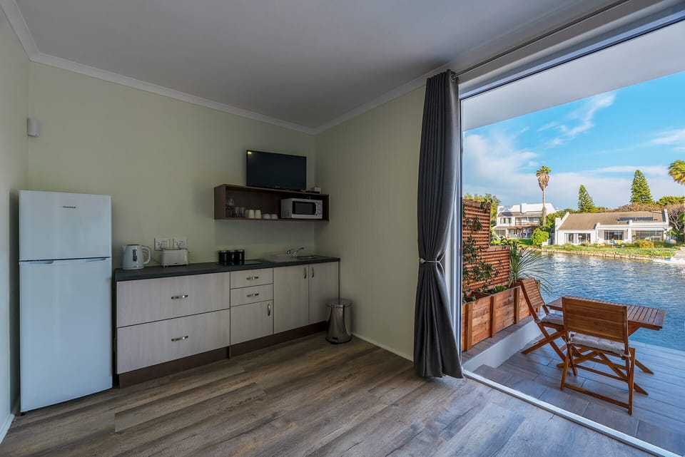 Room, Lake View (waterfront) | Private kitchenette | Fridge, microwave, stovetop, coffee/tea maker