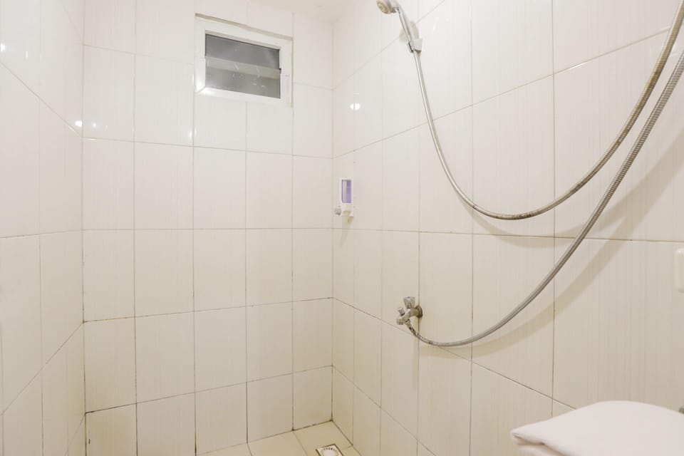 Family Suite | Bathroom shower