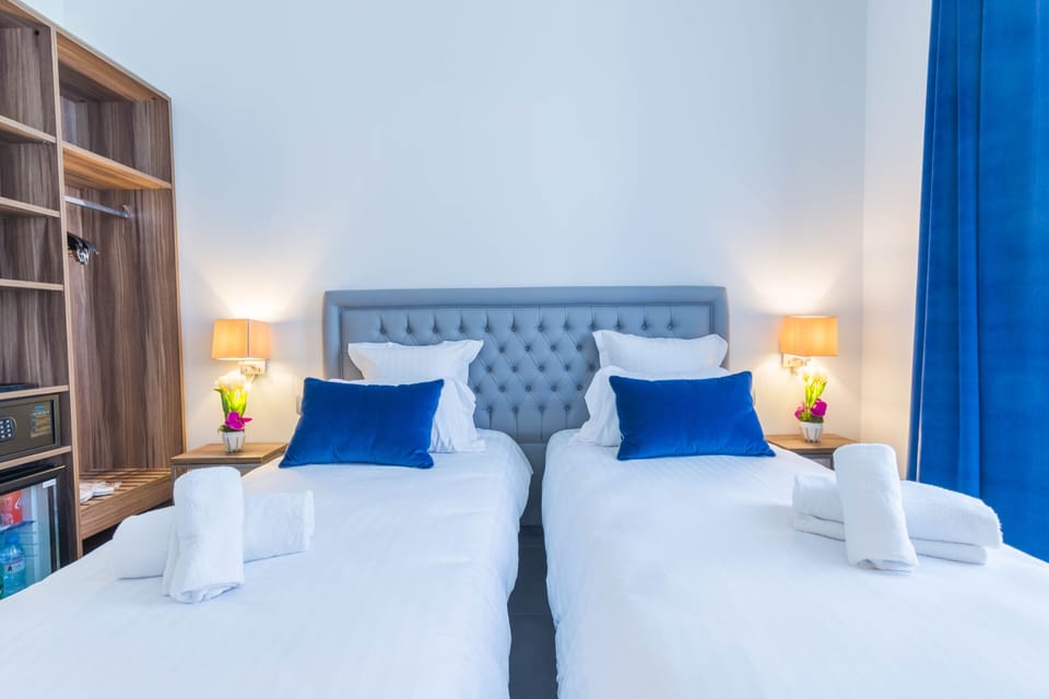 Executive Twin Room | Minibar, in-room safe, desk, blackout drapes
