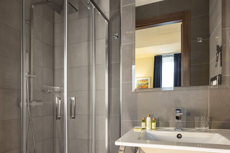 Standard Double Room | Bathroom | Shower, rainfall showerhead, designer toiletries, hair dryer