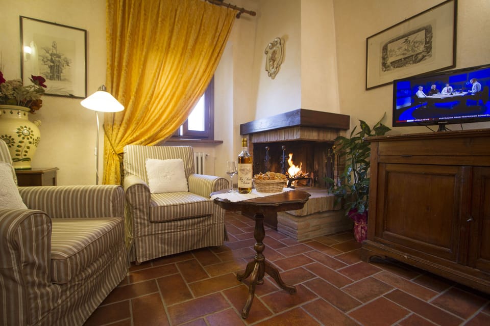 Deluxe Apartment | Living area | 43-inch Smart TV with satellite channels, fireplace, iPod dock