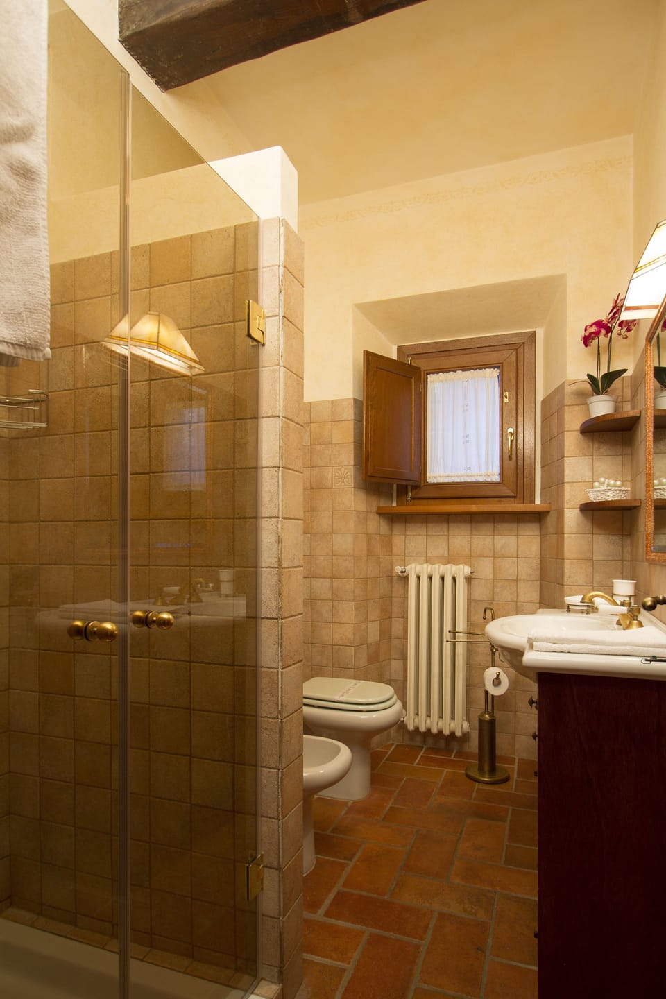 Comfort Apartment, 2 Bedrooms | Bathroom | Shower, free toiletries, hair dryer, towels