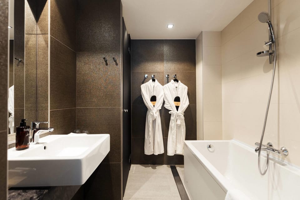 Junior Suite, Multiple Beds, Non Smoking | Bathroom | Free toiletries, hair dryer, bidet, towels
