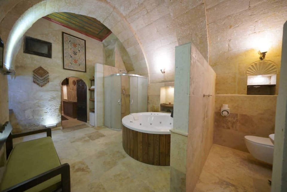 Honeymoon Suite, 1 King Bed, Accessible, Vineyard View | Minibar, in-room safe, WiFi (free), bed sheets