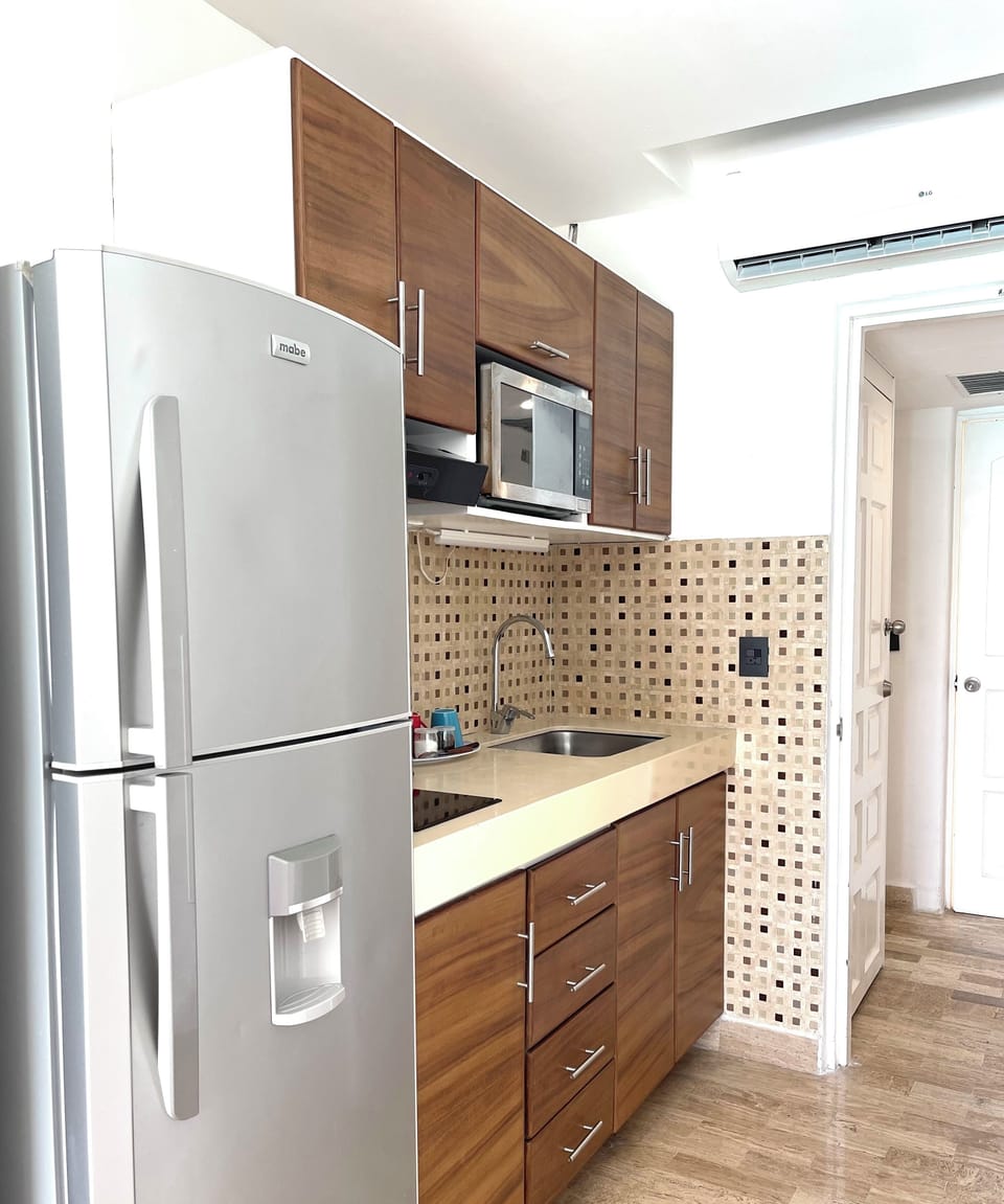 Panoramic Studio Suite, Balcony, Beach View | Private kitchen | Microwave, electric kettle, cookware/dishes/utensils