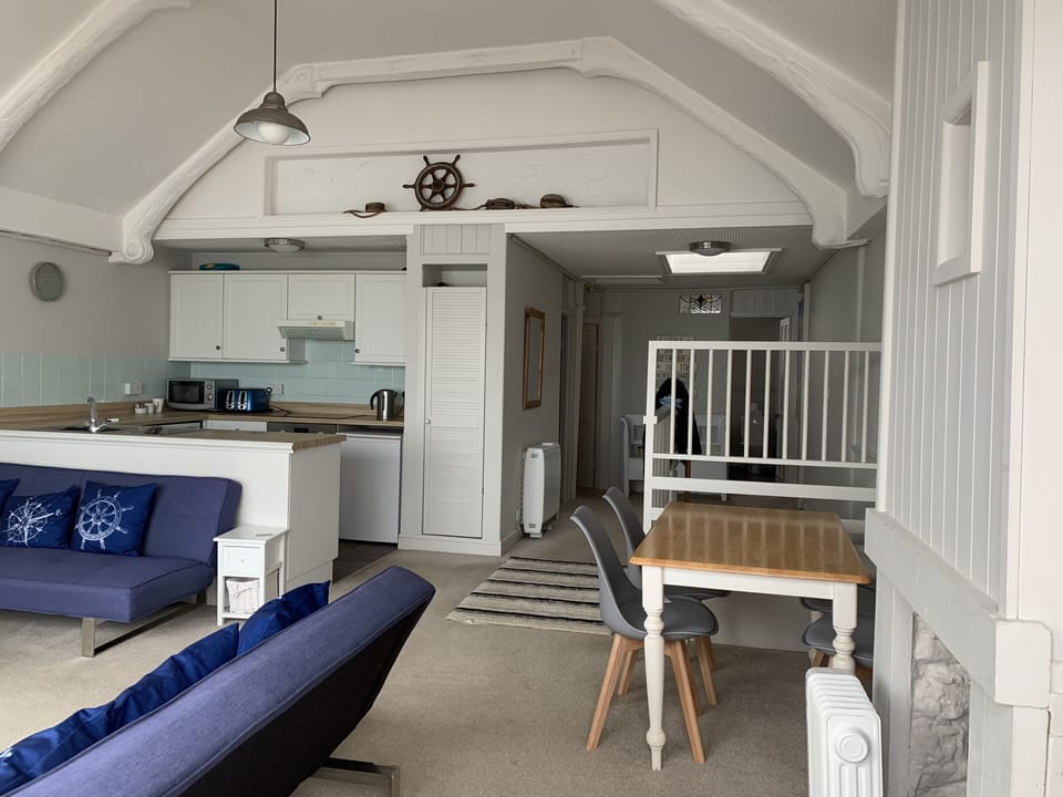 Apartment, 2 Bedrooms (Lookout apartment) | Blackout drapes, free WiFi, bed sheets