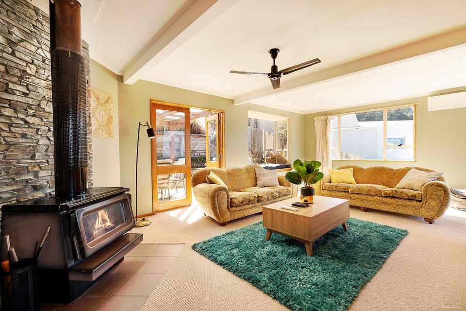 Private 5 Bedroom House | Living room | TV, Netflix, streaming services