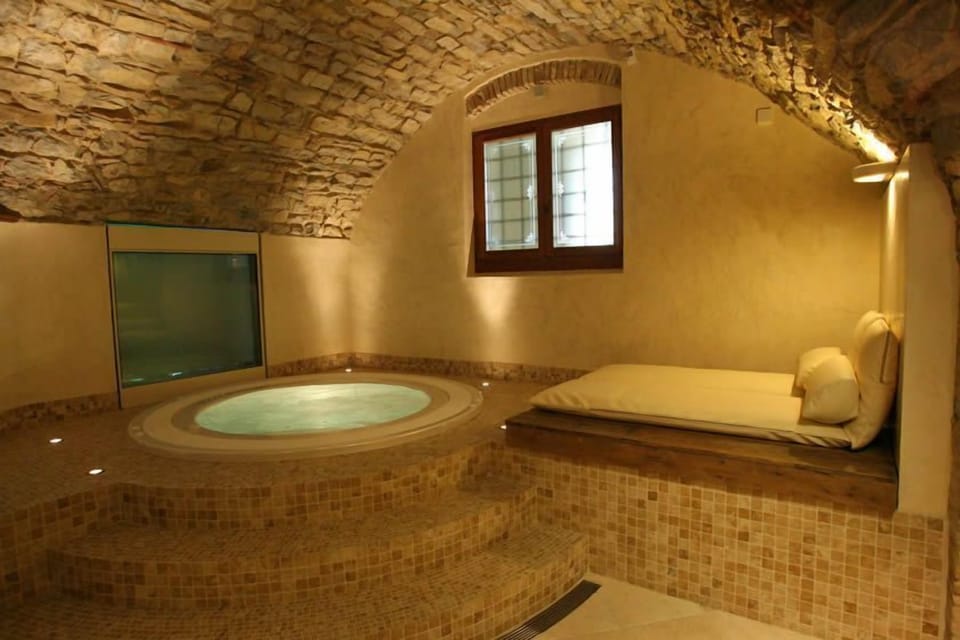 Indoor spa tub